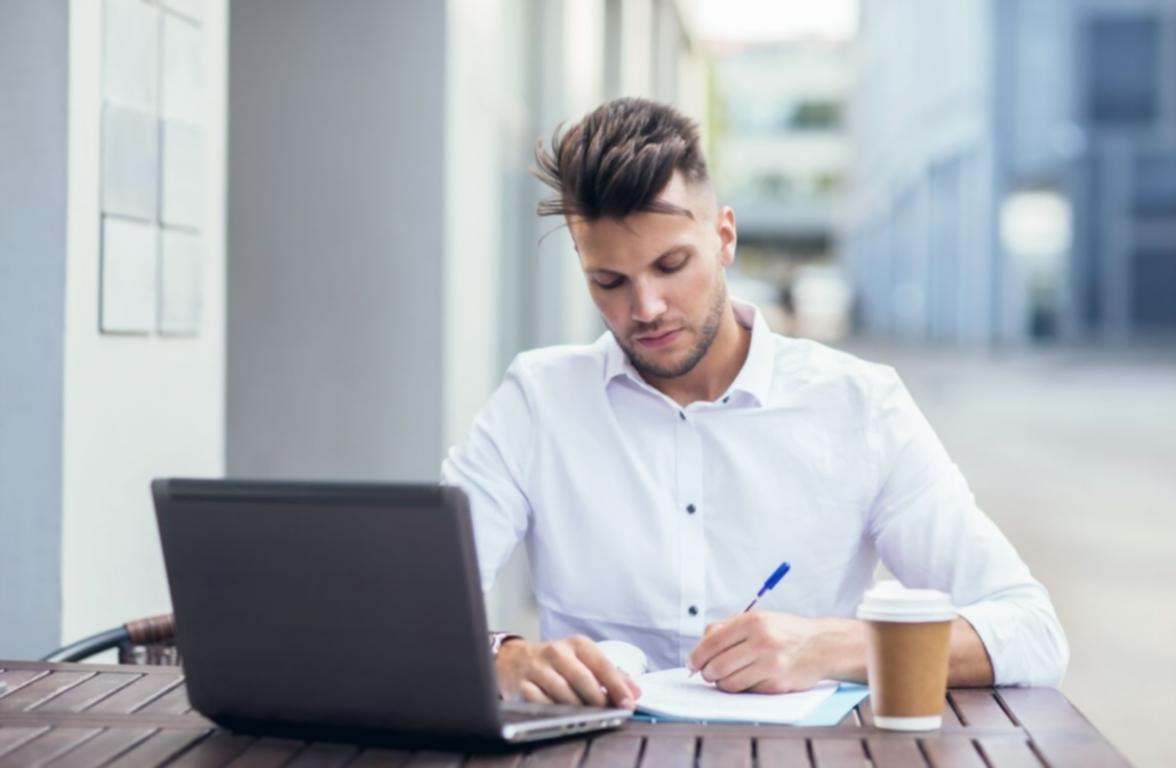 Profesionales analizando datos financieros en tiempo real